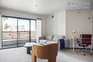 10989 Bluffside Dr in Los Angeles, CA - Building Photo