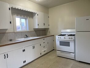 318 E 12th St in Medford, OR - Building Photo - Building Photo