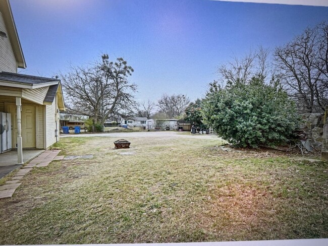 104 S Pkwy Dr in Alvarado, TX - Building Photo - Building Photo