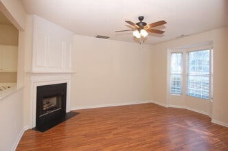 221 Orchard Park Dr in Cary, NC - Foto de edificio - Building Photo