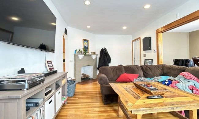 27 South Crescent Circuit, Unit A in Boston, MA - Foto de edificio - Building Photo