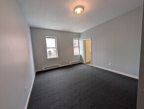 56 Elm St, Unit 1L in Holyoke, MA - Foto de edificio - Building Photo