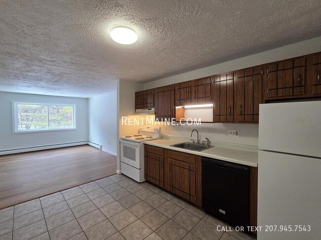 10 Tall Pines Dr, Unit 15 in Lewiston, ME - Foto de edificio - Building Photo