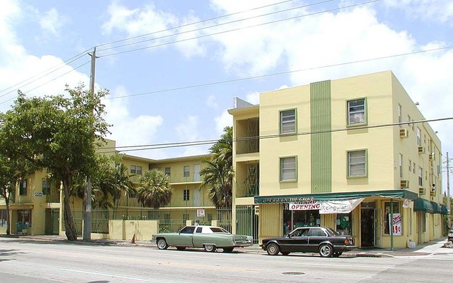 3301 Grand Ave in Miami, FL - Building Photo - Building Photo