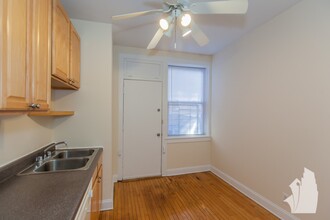 849 W Cornelia Ave, Unit 859-2w in Chicago, IL - Foto de edificio - Building Photo
