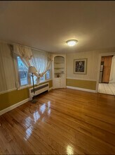 632 W Roxbury Pky, Unit 1 in Boston, MA - Foto de edificio - Building Photo