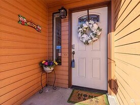 690 NW Atalanta Way in Oak Harbor, WA - Building Photo