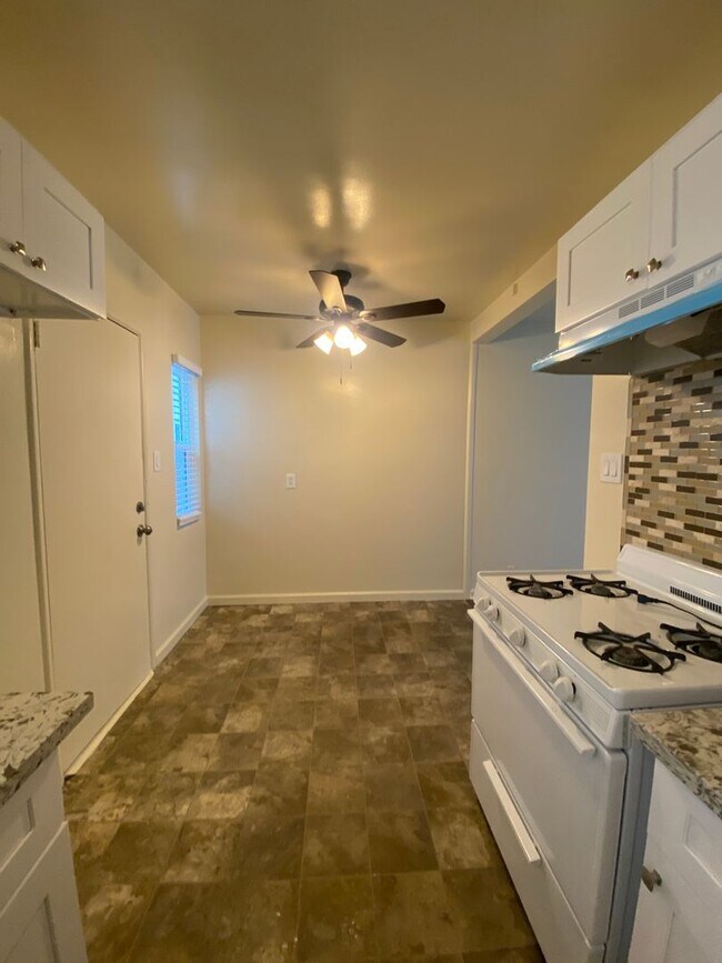 633 E Windsor Rd in Glendale, CA - Building Photo - Building Photo