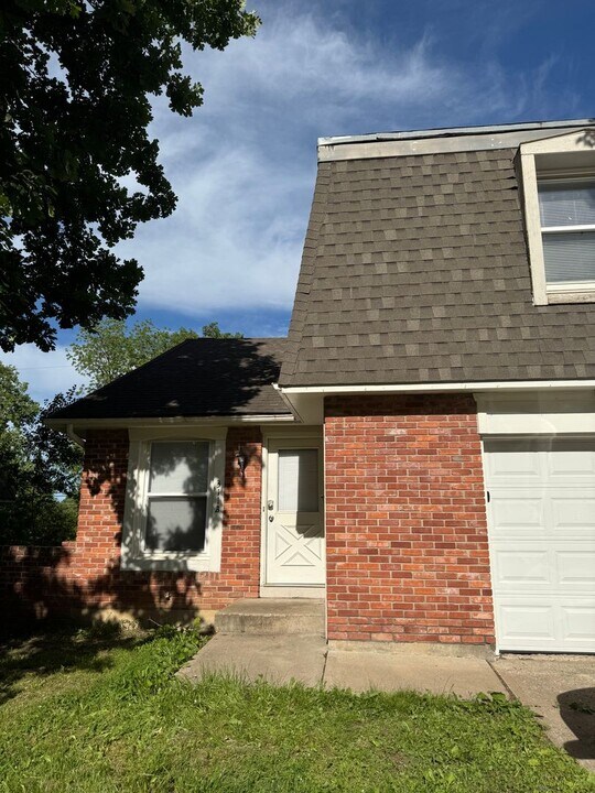311 Hawthorne Ct in Belton, MO - Building Photo