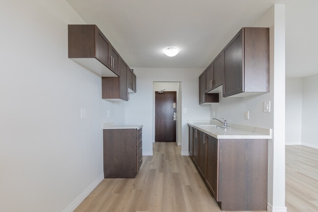 Kings Forest Manor in Hamilton, ON - Building Photo - Building Photo