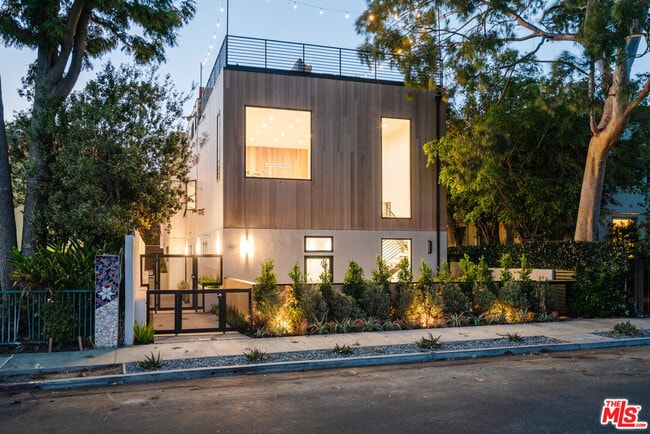 611 Broadway St in Los Angeles, CA - Building Photo - Building Photo