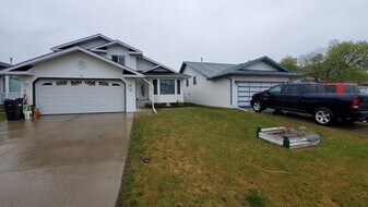 16 Sammut Pl in Cold Lake, AB - Building Photo
