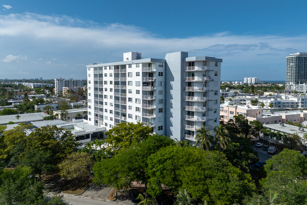 Stanton House in Miami Beach, FL - Building Photo