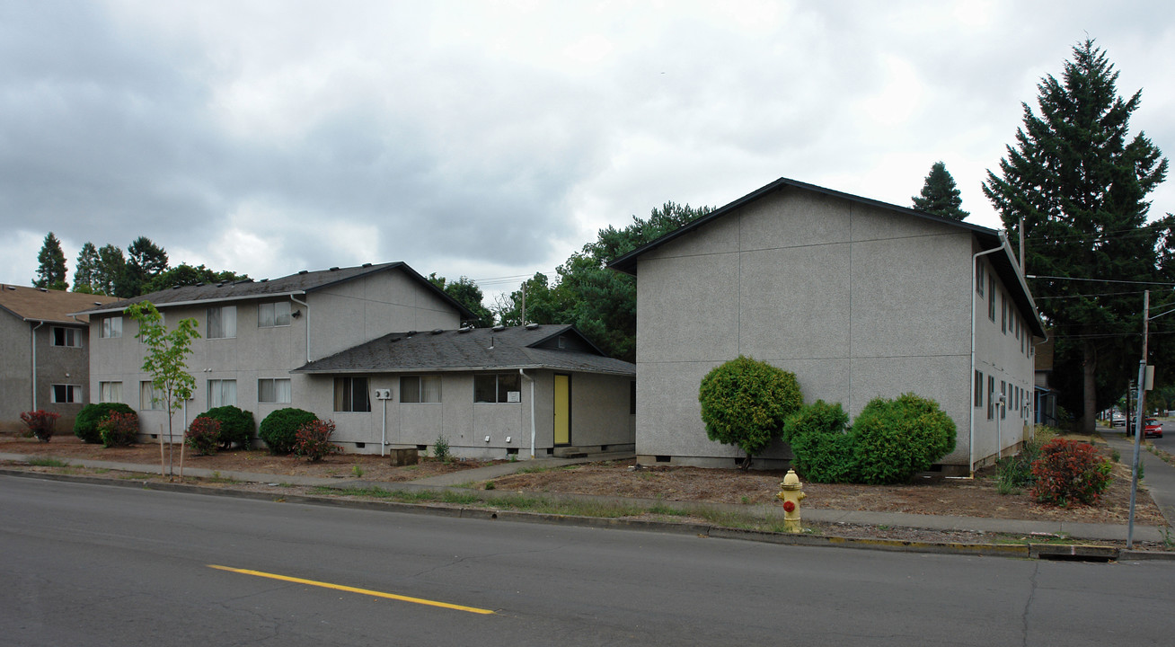 Pacific Apartments in Springfield, OR - Building Photo