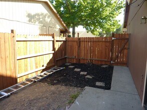 7974 Orchard Woods Cir in Sacramento, CA - Building Photo - Building Photo