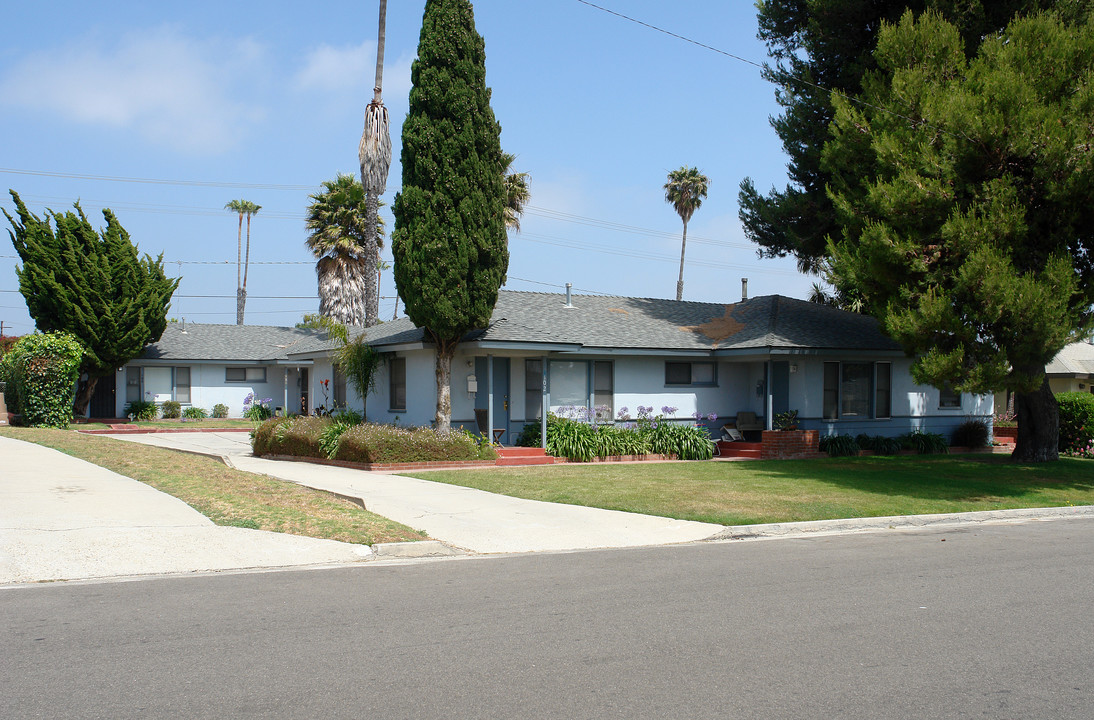 102-108 College Dr in Ventura, CA - Foto de edificio