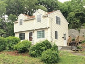12 W Rocks Rd in Norwalk, CT - Building Photo