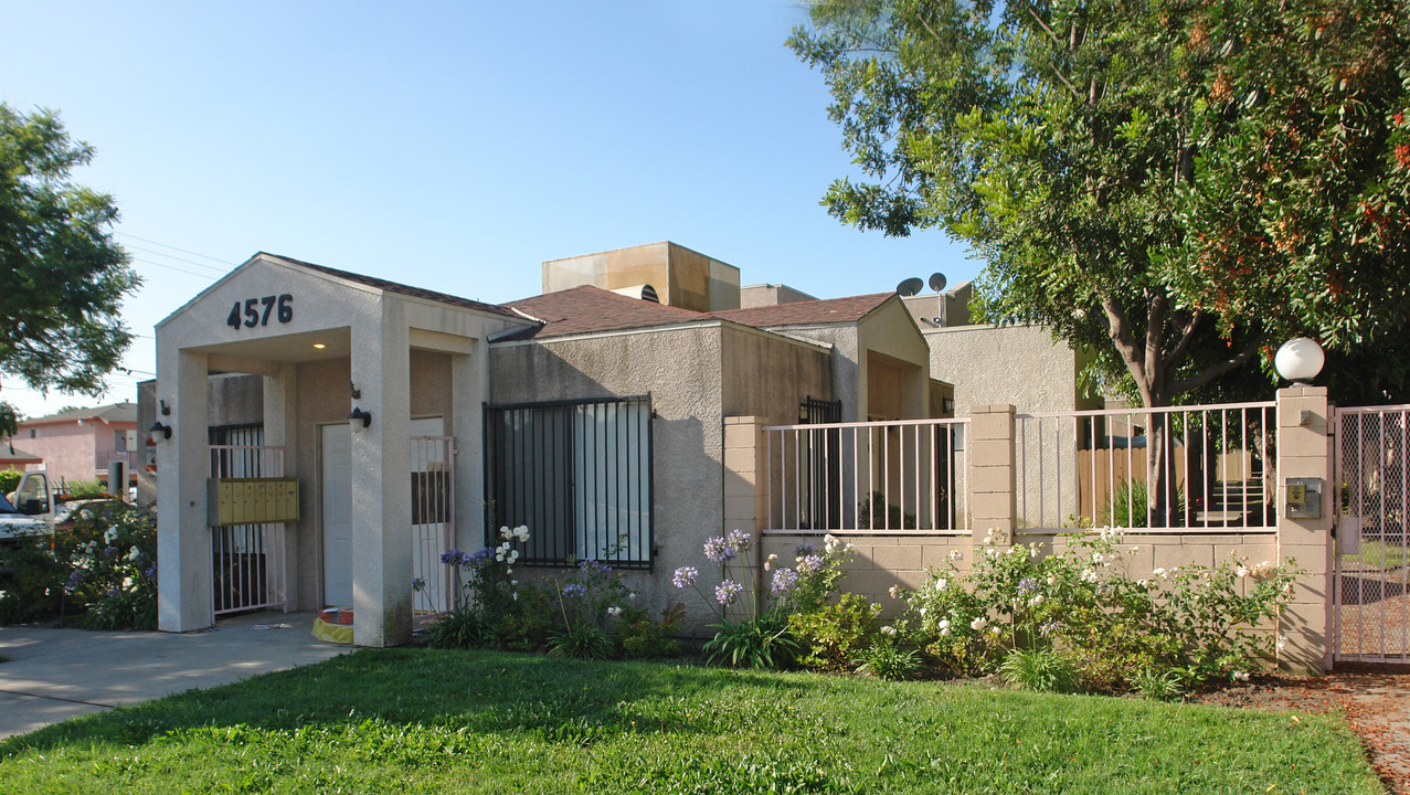 Villa Florentina in Bell, CA - Building Photo