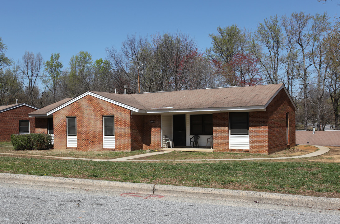 Juanita Hills in High Point, NC - Foto de edificio