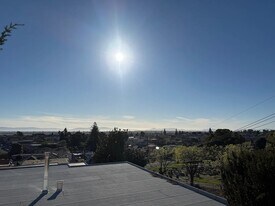 2430 Fern St, Unit C in Oakland, CA - Building Photo