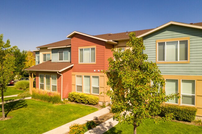 Farmington Crossing in Farmington, UT - Foto de edificio - Building Photo