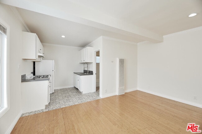 2636 Kansas Ave in Santa Monica, CA - Building Photo - Building Photo