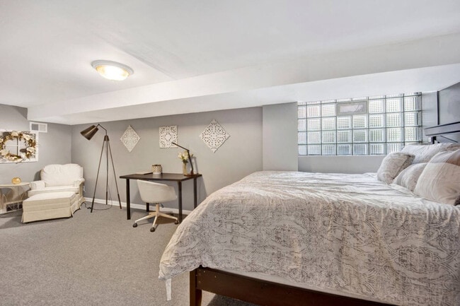 property at 1205 W Oakdale Ave