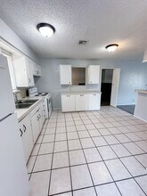 106 Oak St in Elgin, OK - Foto de edificio - Building Photo