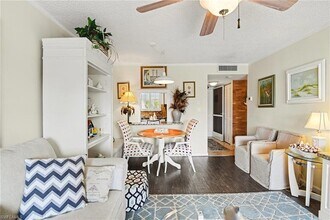 200 Forest Lakes Blvd in Naples, FL - Foto de edificio - Building Photo