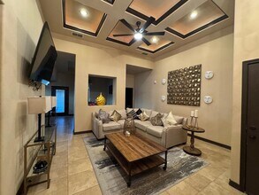 207 Desert Palm Dr in Laredo, TX - Building Photo - Building Photo