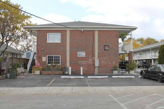 6030 Lenzi Ave in La Grange, IL - Foto de edificio - Building Photo