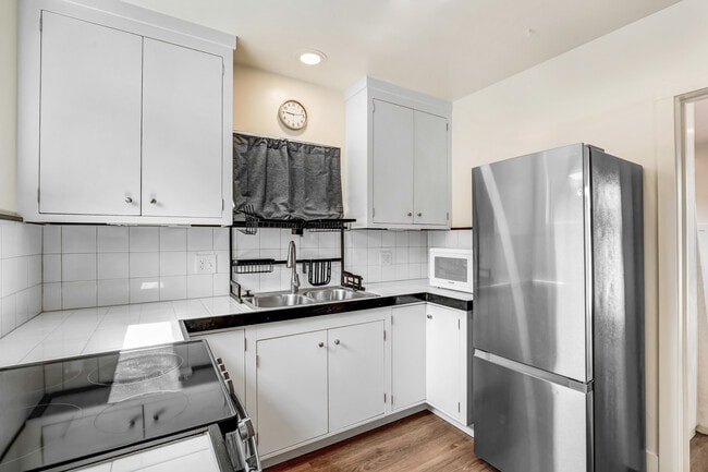 10920 White Oak Ave in Granada Hills, CA - Building Photo - Building Photo