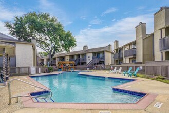 1900 Bay Area Blvd in Houston, TX - Foto de edificio - Building Photo