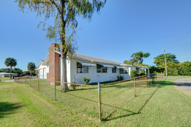 6698 Belvedere Rd in West Palm Beach, FL - Foto de edificio - Building Photo