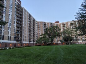 6800 Fleetwood Rd, Unit #905 in McLean, VA - Building Photo