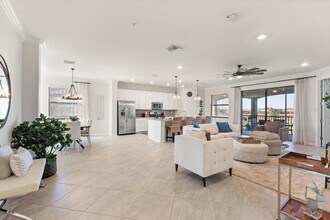 18113 Gawthrop Dr, Unit 102 in Bradenton, FL - Foto de edificio - Building Photo