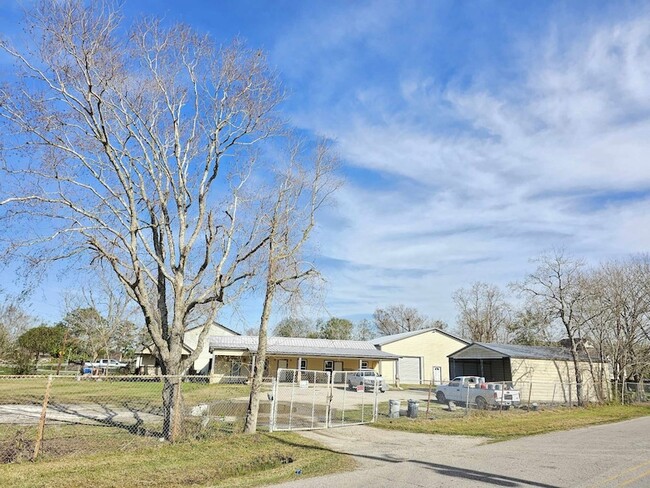 3535 Statesman Dr in Alvin, TX - Building Photo - Building Photo