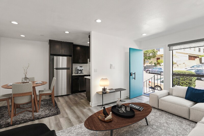 900 W College St in Los Angeles, CA - Building Photo