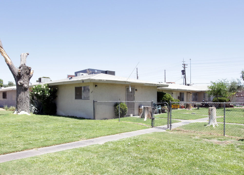 671-681 Desert Ln in Las Vegas, NV - Building Photo