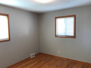 317 Myrtle Ave, Unit #1 in Iowa City, IA - Foto de edificio - Building Photo
