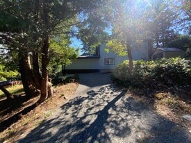 3279 Zapata Pl in Victoria, BC - Building Photo