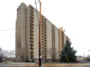 Addison Square in Cleveland, OH - Foto de edificio - Building Photo