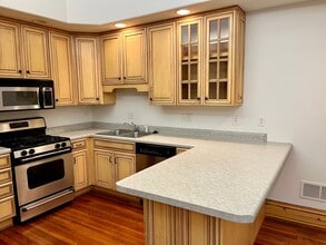 216 N Center St, Unit 2 in Bloomington, IL - Building Photo - Building Photo
