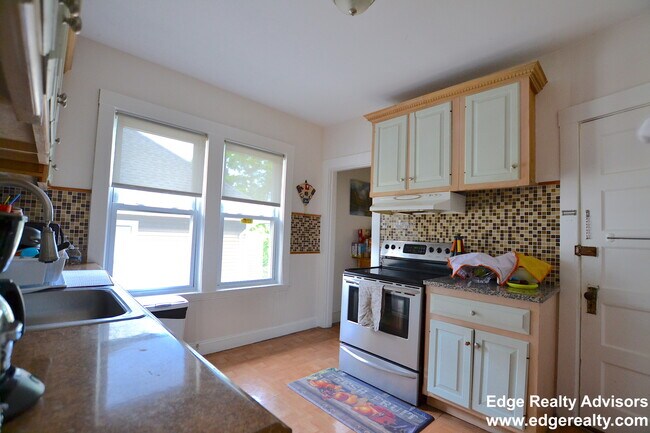 36 Langley Rd, Unit 2 in Boston, MA - Foto de edificio - Building Photo