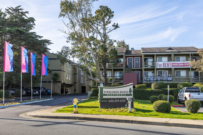 Evergreen Ridge Apartments in San Bruno, CA - Foto de edificio - Building Photo