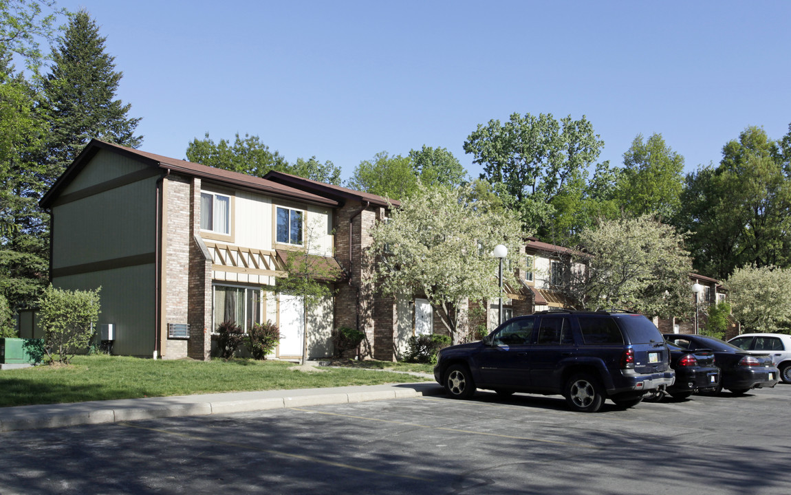 Oakwood Gardens in Holland, OH - Building Photo