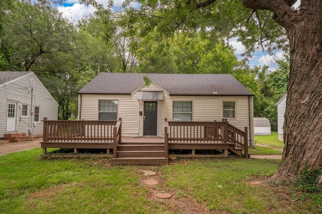 property at 611 W Minota St
