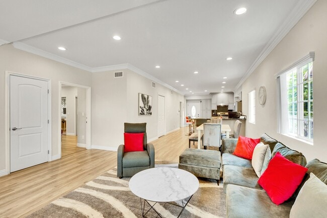 1826 N Berendo St in Los Angeles, CA - Building Photo - Building Photo