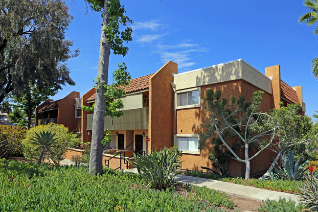 Comanche Hills in La Mesa, CA - Foto de edificio - Building Photo