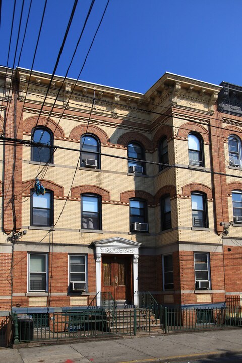 1829 Putnam Ave in Flushing, NY - Building Photo